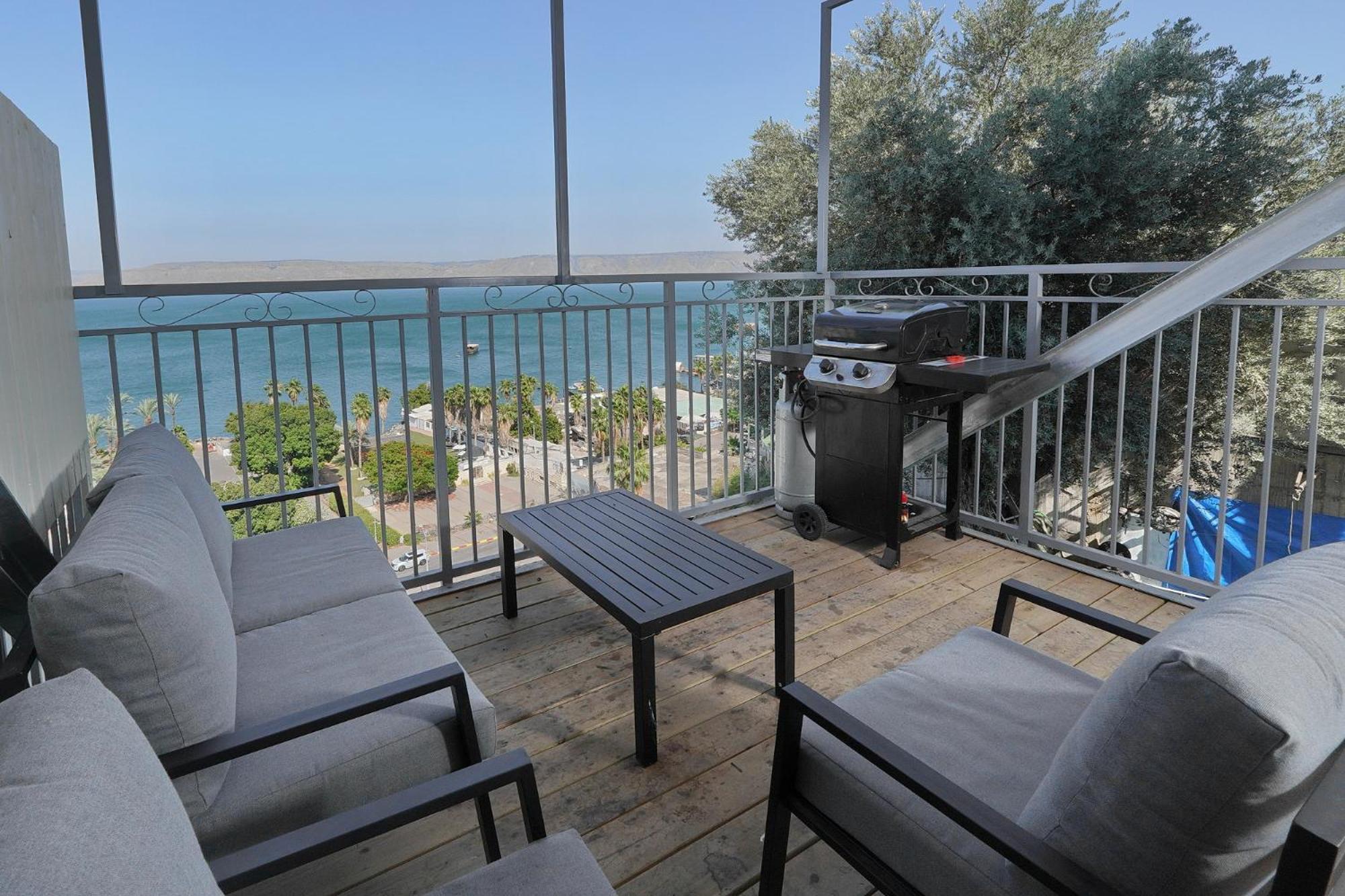 Levication 3 Bedroom Lakefront Appartement